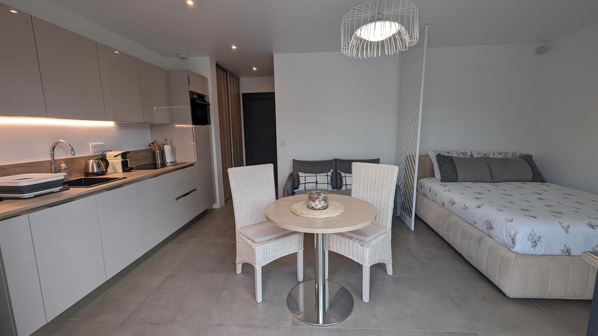 Appartement Luxe Avec Piscine Chauffee & Jacuzzi Prive - Cote D'Azur Roquefort Les Pins Ngoại thất bức ảnh