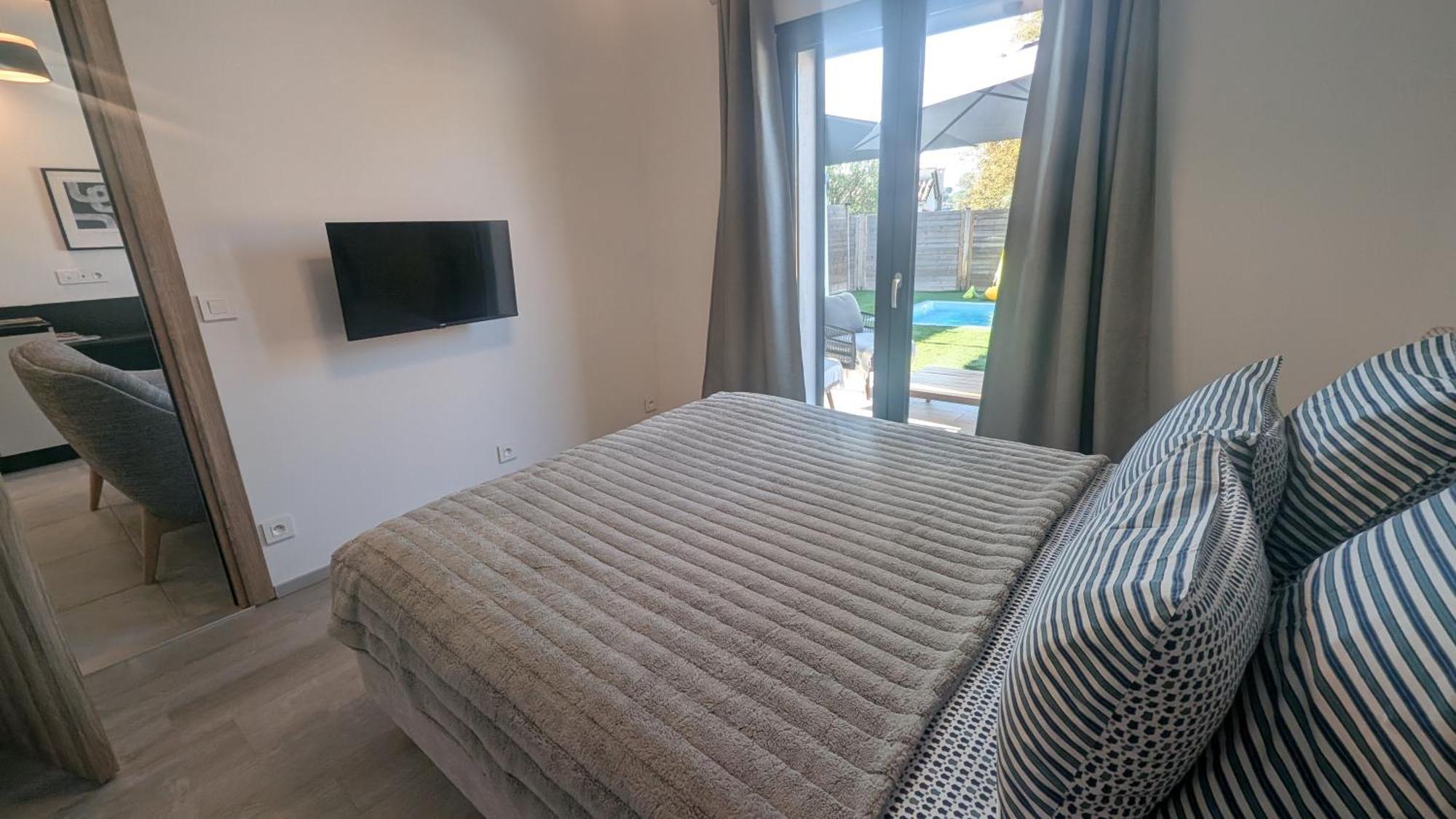 Appartement Luxe Avec Piscine Chauffee & Jacuzzi Prive - Cote D'Azur Roquefort Les Pins Ngoại thất bức ảnh