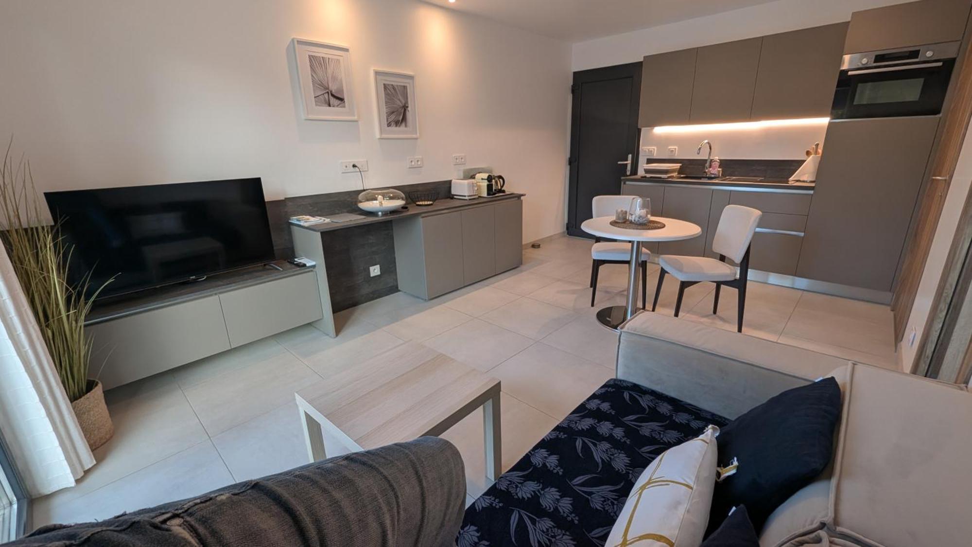 Appartement Luxe Avec Piscine Chauffee & Jacuzzi Prive - Cote D'Azur Roquefort Les Pins Ngoại thất bức ảnh